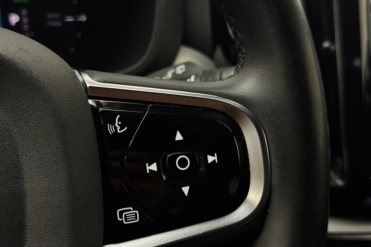 Volvo XC60 Recharge T6 AWD Plus Dark Drag Pano 360° P-Klimat MOMS 350hk – bild 24 av 40