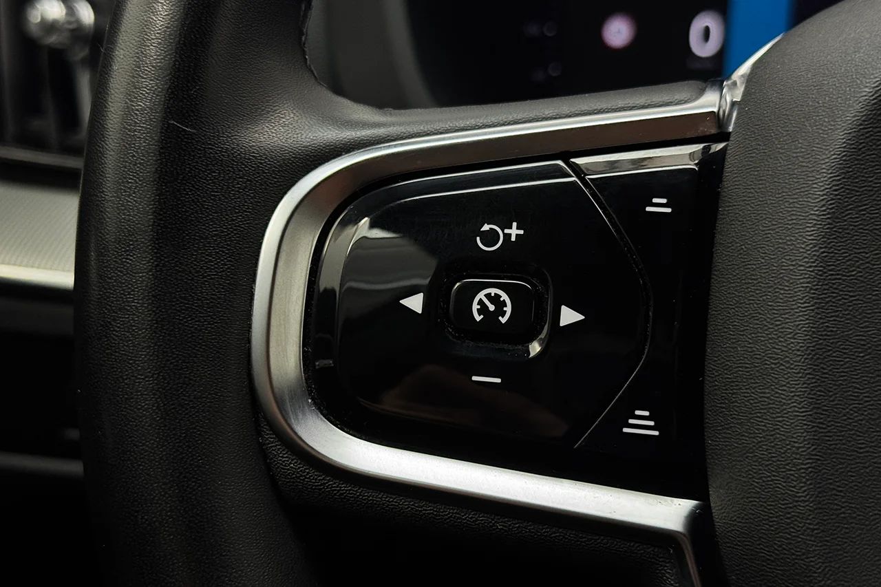 Volvo XC60 Recharge T6 AWD Plus Dark Drag Pano 360° P-Klimat MOMS 350hk – bild 23 av 40