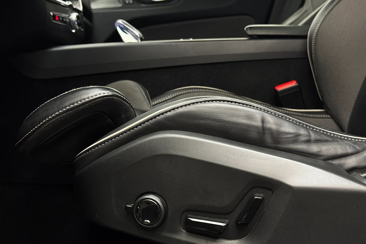 Volvo XC60 Recharge T6 AWD Plus Dark Drag Pano 360° P-Klimat MOMS 350hk – bild 16 av 40