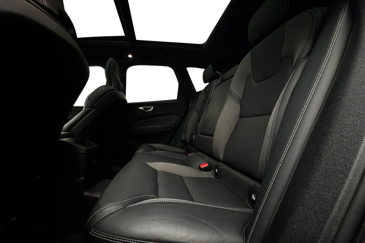 Volvo XC60 Recharge T6 AWD Plus Dark Drag Pano 360° P-Klimat MOMS 350hk – bild 17 av 40