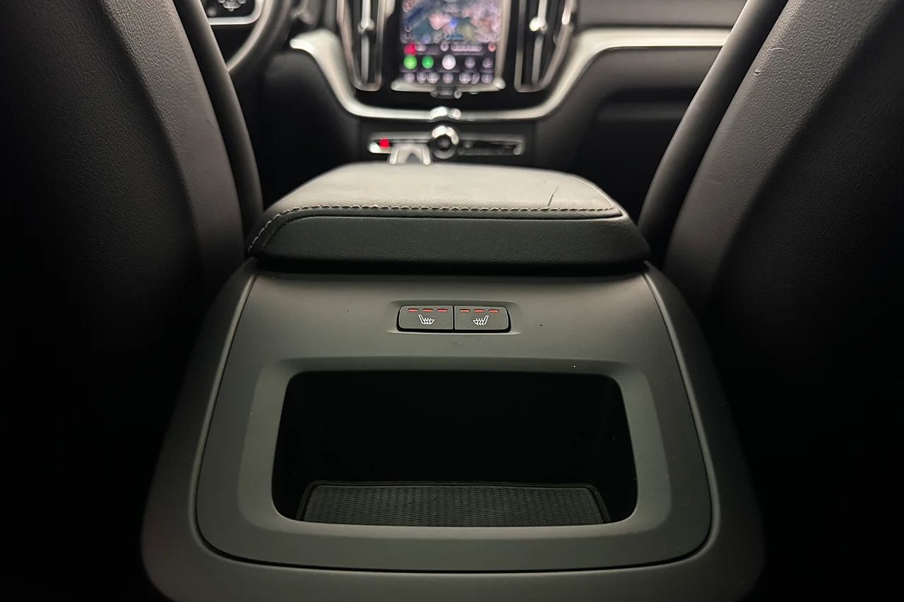 Volvo XC60 Recharge T6 AWD Plus Dark Drag Pano 360° P-Klimat MOMS 350hk – bild 19 av 40