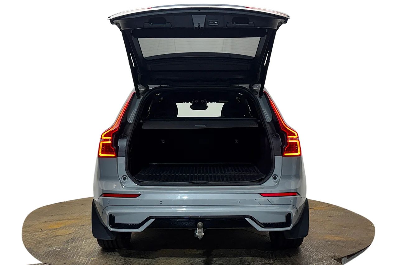 Volvo XC60 Recharge T6 AWD Plus Dark Drag Pano 360° P-Klimat MOMS 350hk – bild 7 av 40