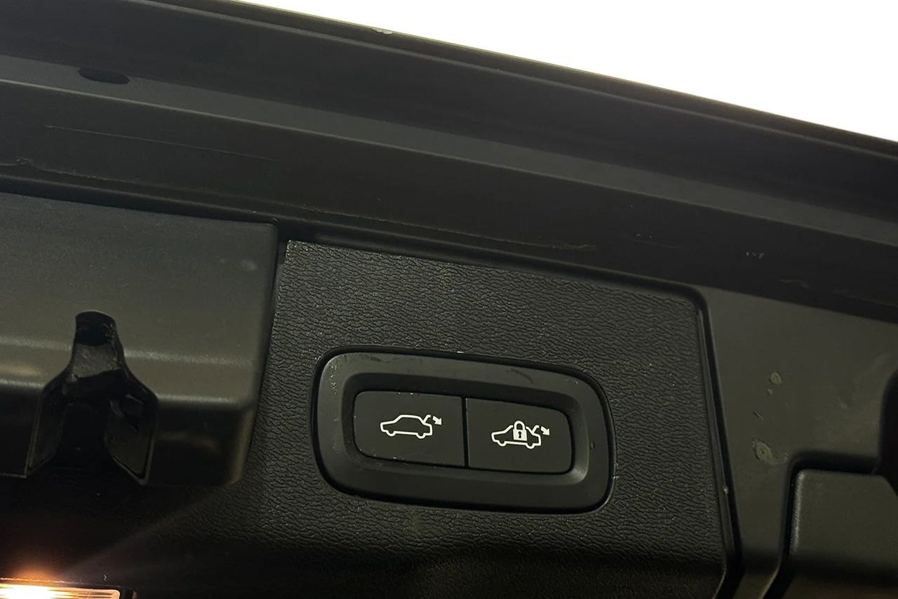 Volvo XC60 Recharge T6 AWD Plus Dark Drag Pano 360° P-Klimat MOMS 350hk – bild 39 av 40