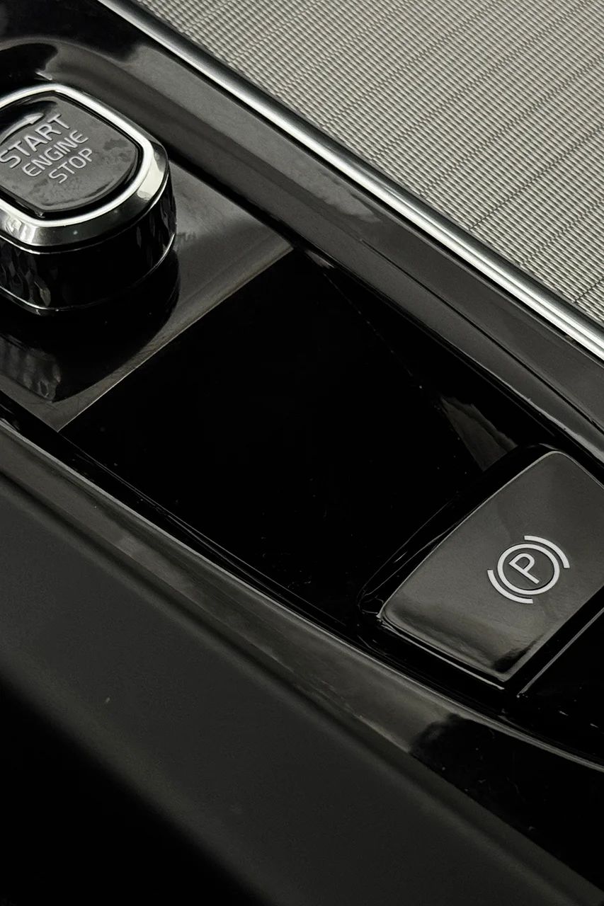 Volvo XC60 Recharge T6 AWD Plus Dark Drag Pano 360° P-Klimat MOMS 350hk – bild 34 av 40