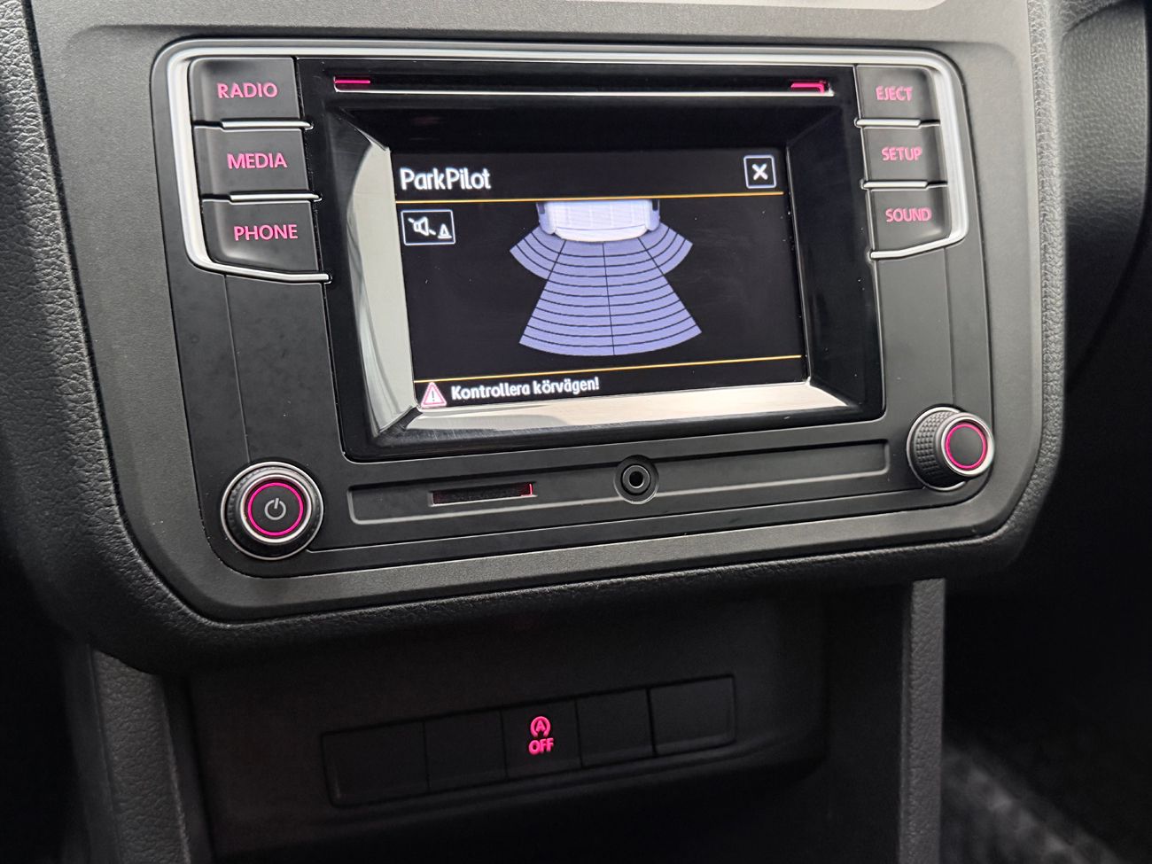 Volkswagen Caddy Maxi Skåp 1.4 TGI CNG Autоmat Dragkrok Specialinredd P-Sensorer LÅGMIL Moms/Leasing 110hk – bild 18 av 23