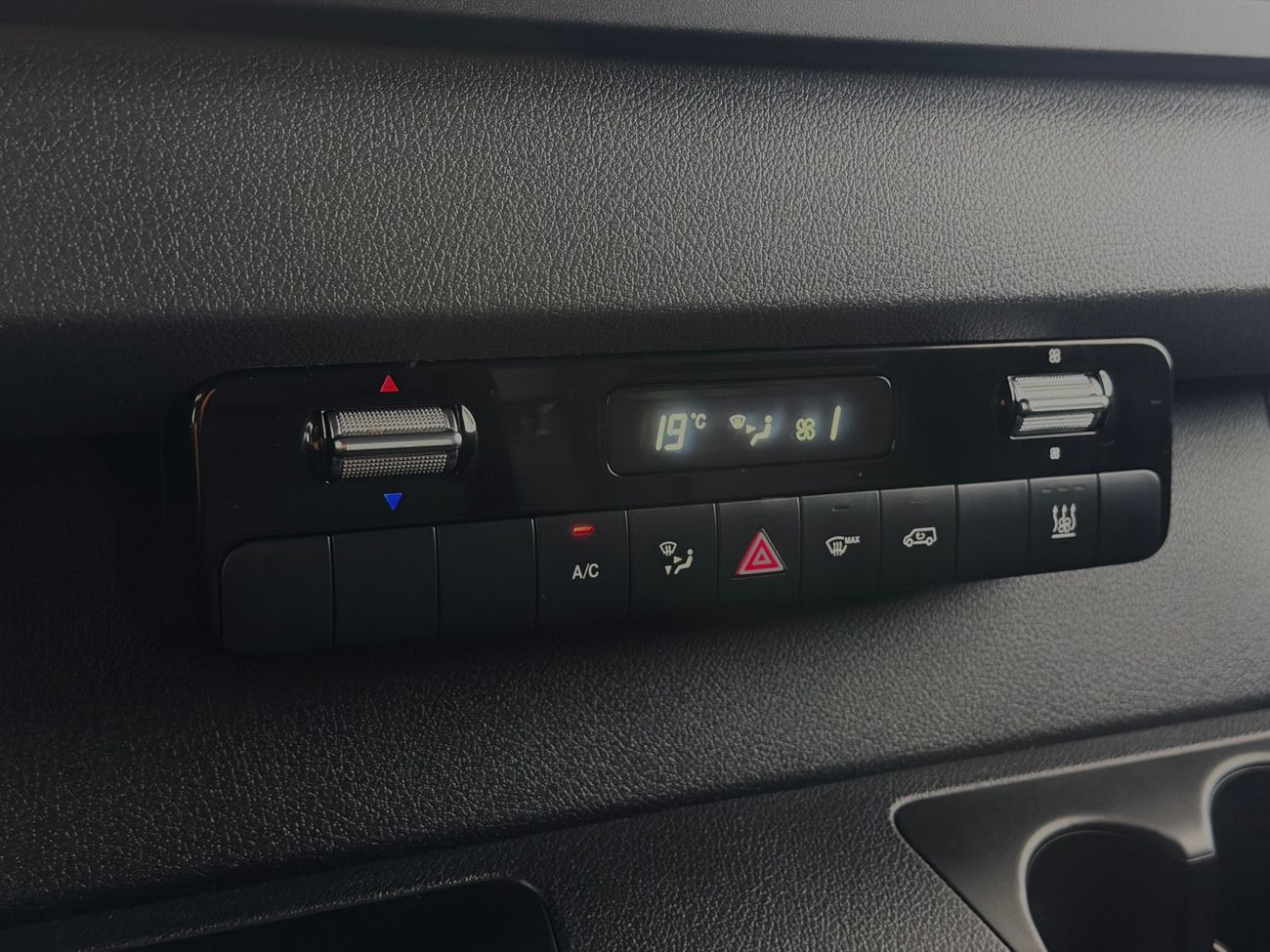 Mercedes-Benz Sprinter 317 CDI Skåp Automat 3-sits Backkamera CarPlay Fullservad hos MB 170hk – bild 20 av 23