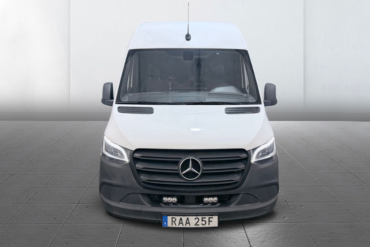 Mercedes-Benz Sprinter 317 CDI Skåp Automat 3-sits Backkamera CarPlay Fullservad hos MB 170hk – bild 2 av 23