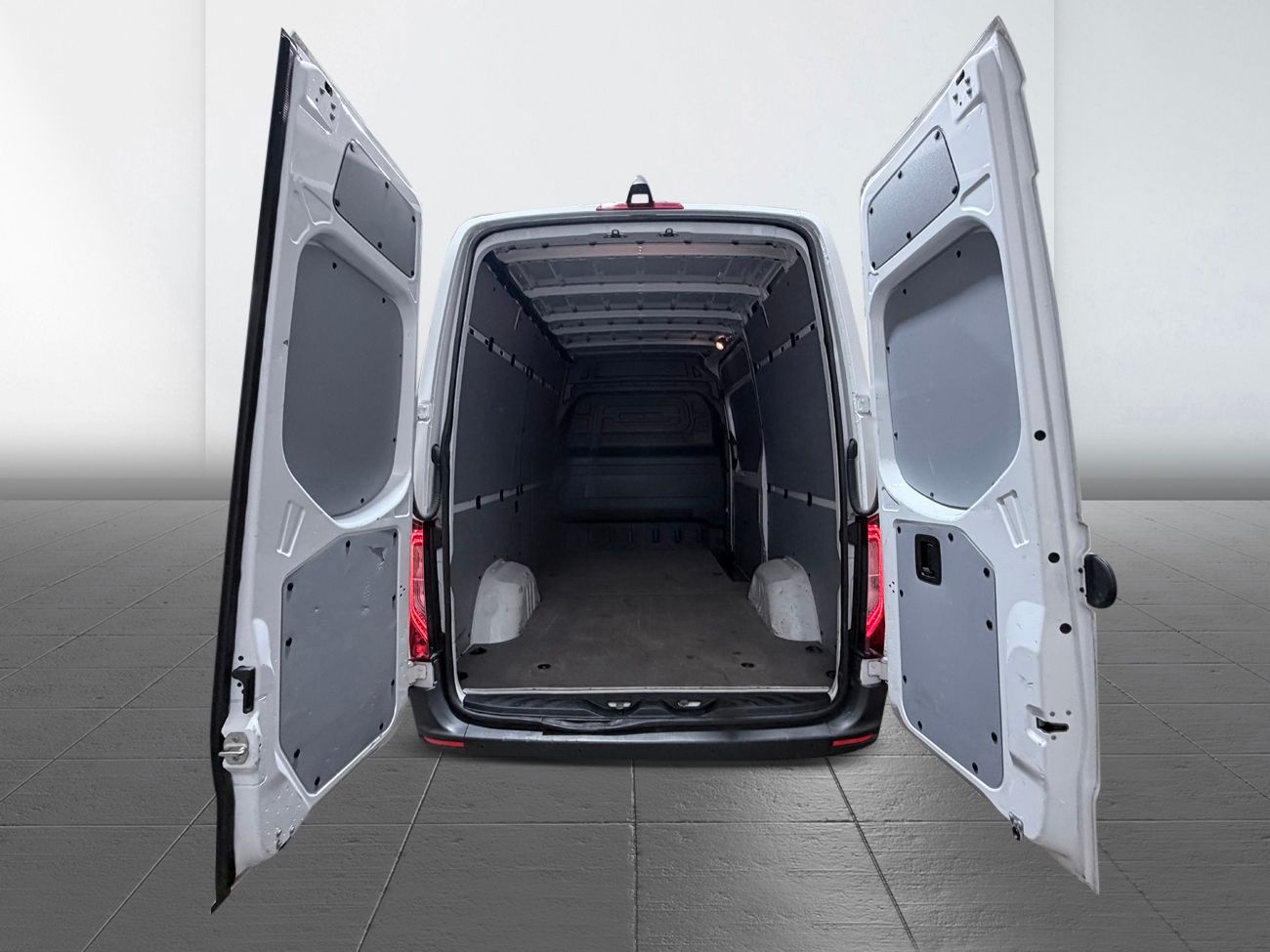 Mercedes-Benz Sprinter 317 CDI Skåp Automat 3-sits Backkamera CarPlay Fullservad hos MB 170hk – bild 7 av 23