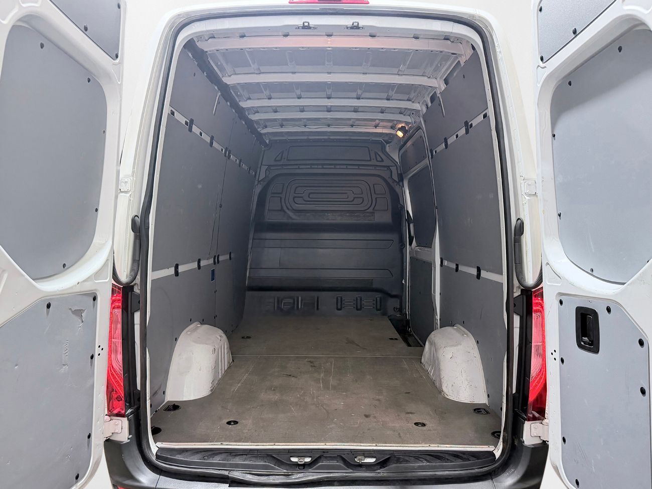 Mercedes-Benz Sprinter 317 CDI Skåp Automat 3-sits Backkamera CarPlay Fullservad hos MB 170hk – bild 23 av 23