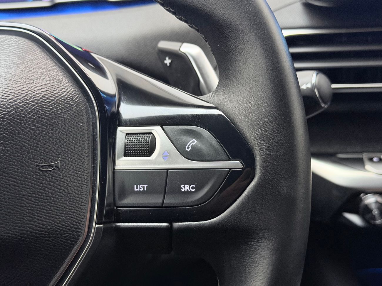 Peugeot 3008 HYBRID4 Allure Dragkrok Cockpit Delläder App-Connect Värmare Moms/Leasing 300hk – bild 16 av 27