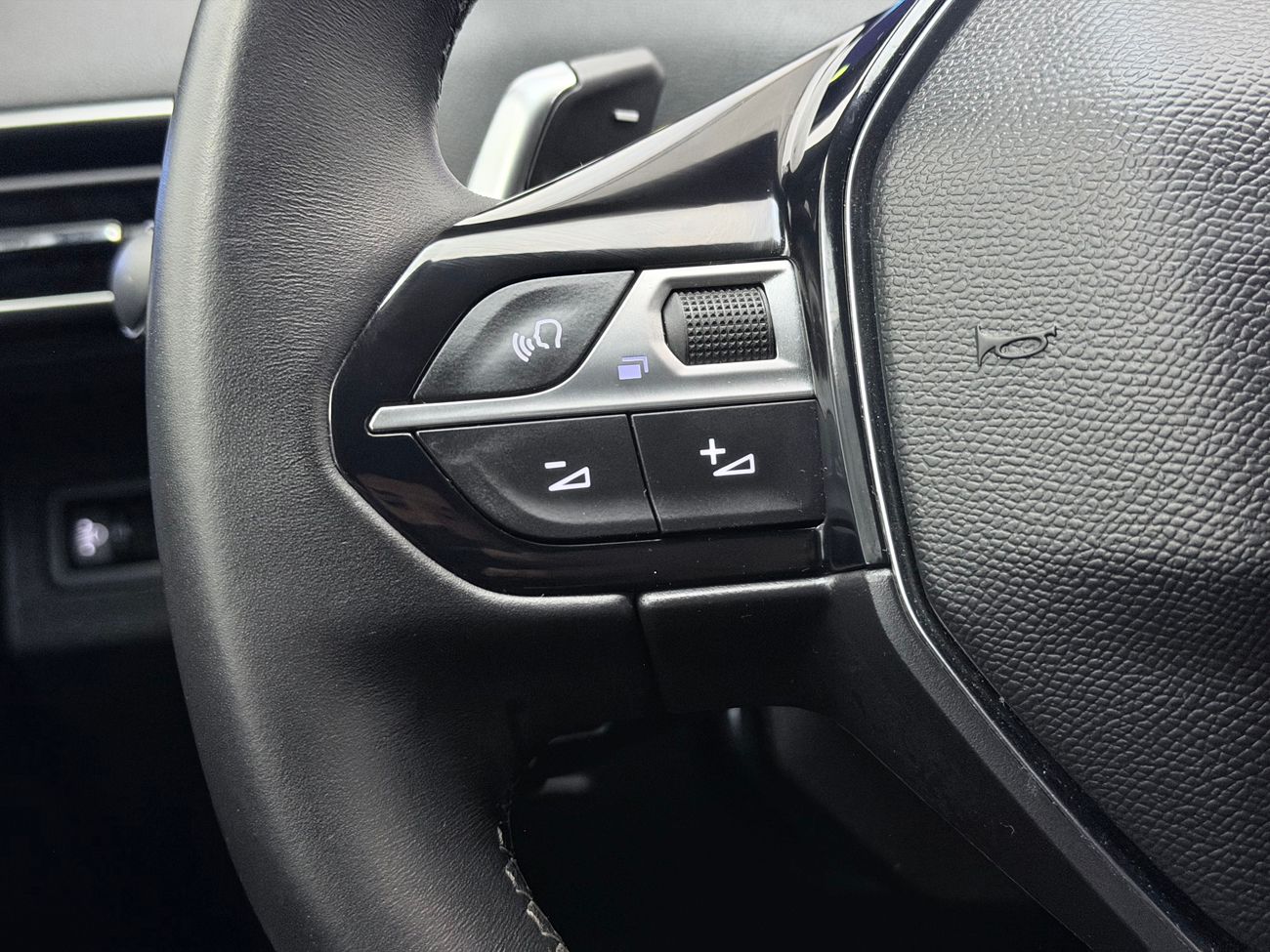 Peugeot 3008 HYBRID4 Allure Dragkrok Cockpit Delläder App-Connect Värmare Moms/Leasing 300hk – bild 15 av 27