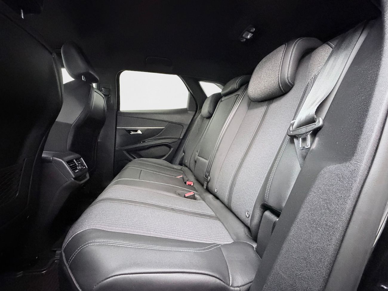 Peugeot 3008 HYBRID4 Allure Dragkrok Cockpit Delläder App-Connect Värmare Moms/Leasing 300hk – bild 12 av 27