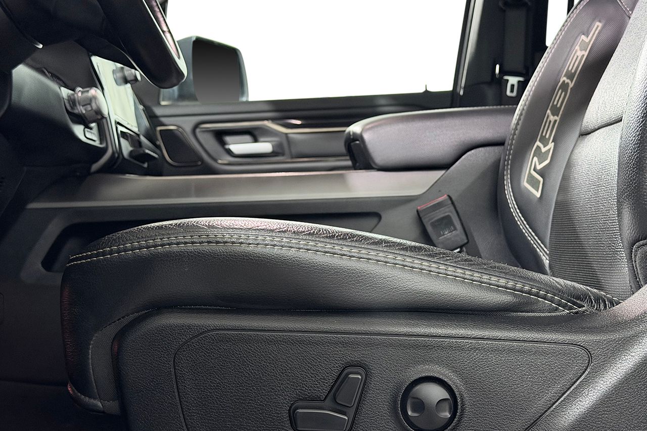 Dodge RAM 1500 Crew Cab 5.7 V8 HEMI Flex Fuel Rebel NIGHT Leer Dragkrok Panorama LED-ramp H/K Moms/Leasing 395hk – bild 15 av 35