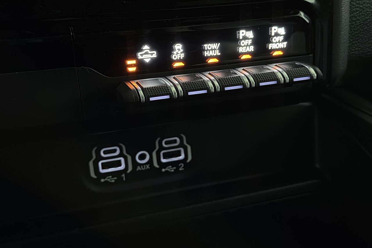 Dodge RAM 1500 Crew Cab 5.7 V8 HEMI Flex Fuel Rebel NIGHT Leer Dragkrok Panorama LED-ramp H/K Moms/Leasing 395hk – bild 30 av 35