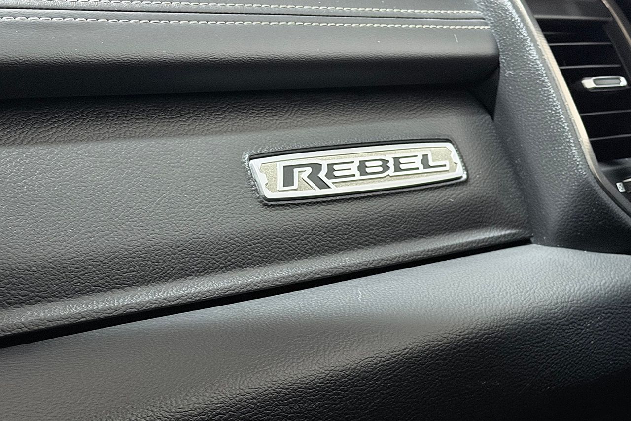 Dodge RAM 1500 Crew Cab 5.7 V8 HEMI Flex Fuel Rebel NIGHT Leer Dragkrok Panorama LED-ramp H/K Moms/Leasing 395hk – bild 24 av 35