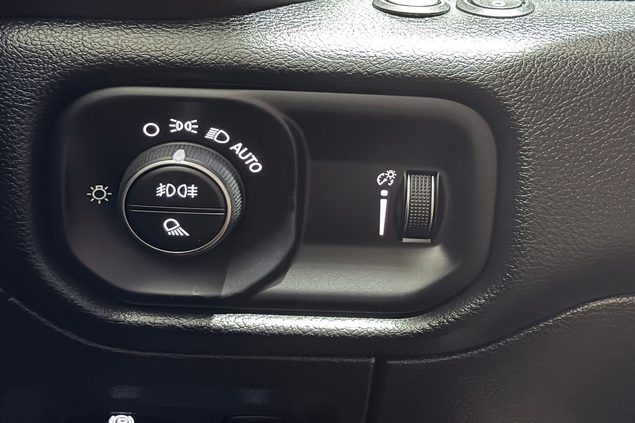 Dodge RAM 1500 Crew Cab 5.7 V8 HEMI Flex Fuel Rebel NIGHT Leer Dragkrok Panorama LED-ramp H/K Moms/Leasing 395hk – bild 32 av 35
