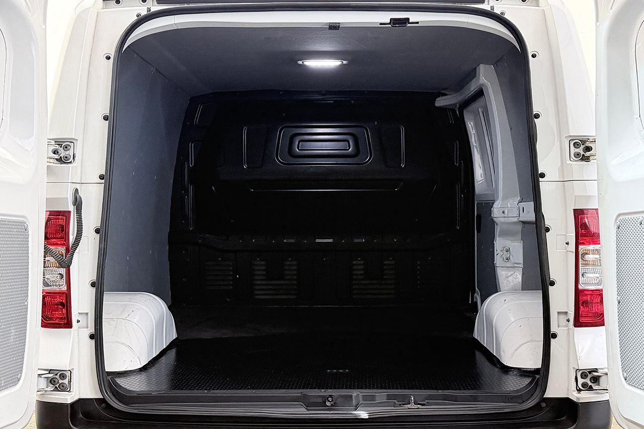 Maxus e-Deliver 3 52.5 kWh L1H1 CCS CarPlay P-Sensorer Backkamera Moms/Leasing 122hk – bild 12 av 25