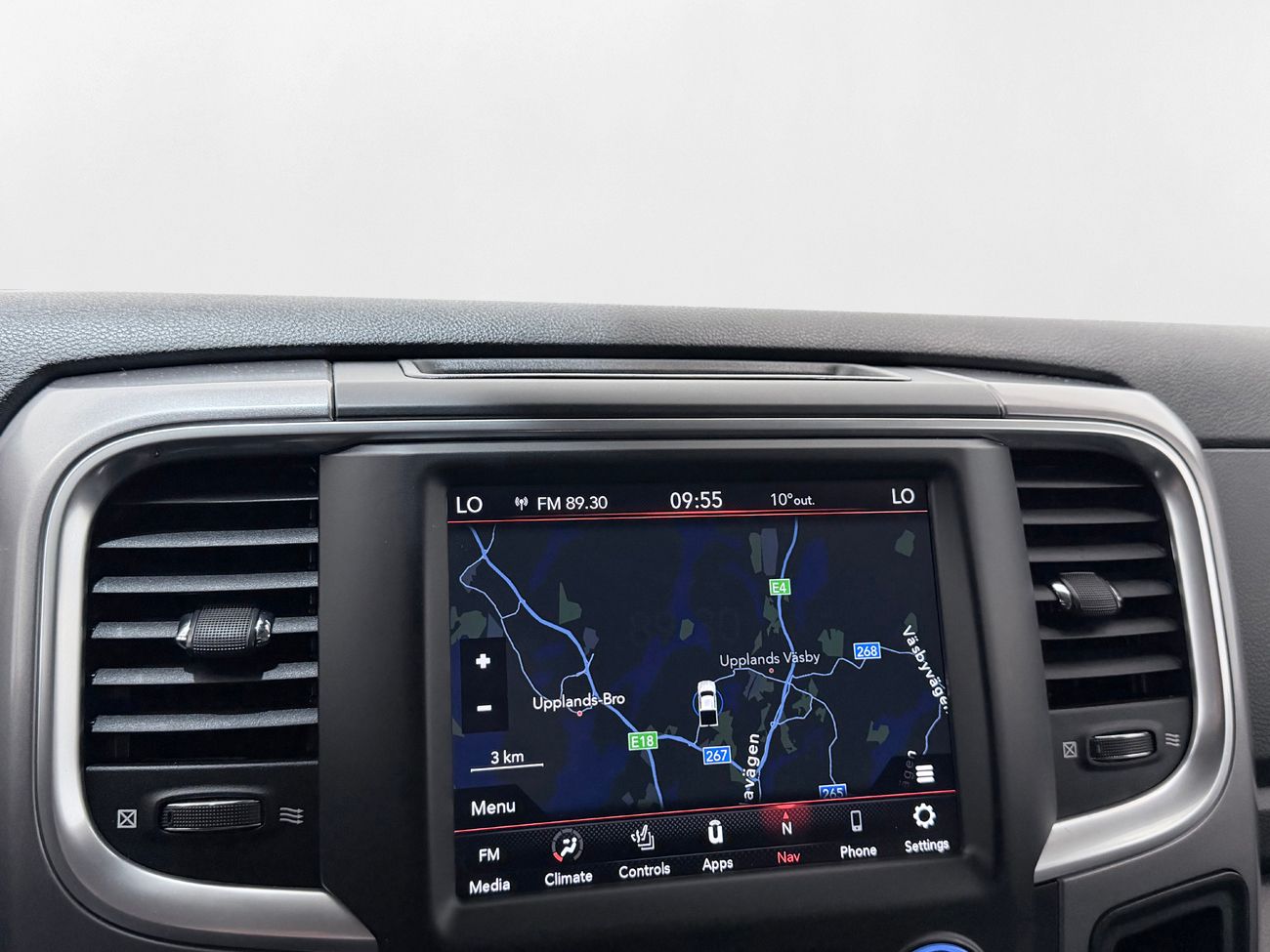 Dodge RAM 1500 Classic Crew Cab 5.7 V8 HEMI 4x4 Dragkrok Navigation Backkamera ALPINE Moms/Leasing 395hk – bild 21 av 30