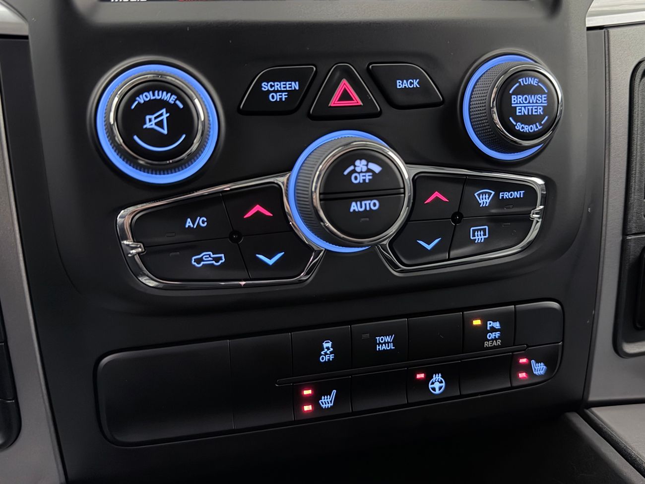 Dodge RAM 1500 Classic Crew Cab 5.7 V8 HEMI 4x4 Dragkrok Navigation Backkamera ALPINE Moms/Leasing 395hk – bild 27 av 30