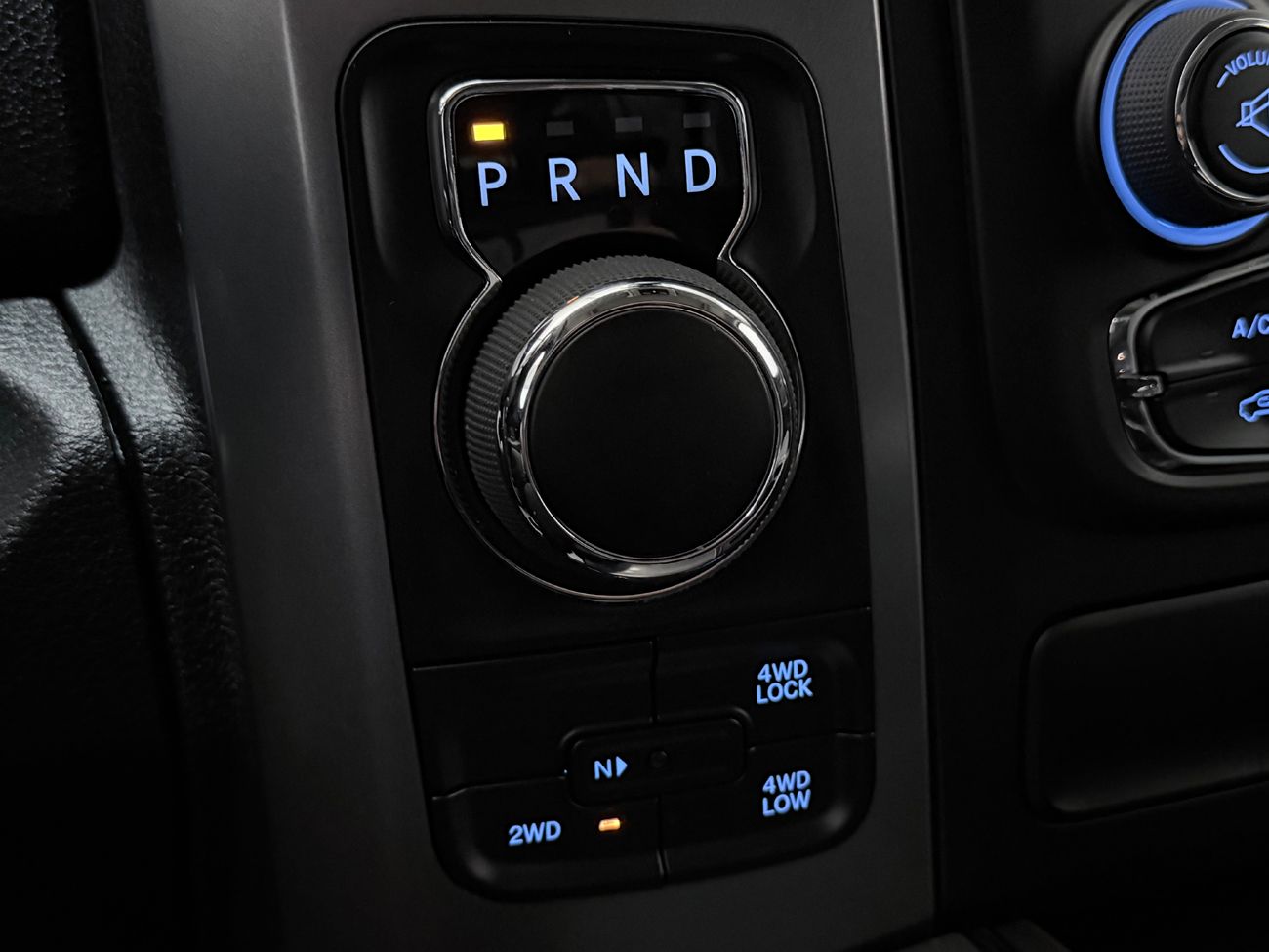 Dodge RAM 1500 Classic Crew Cab 5.7 V8 HEMI 4x4 Dragkrok Navigation Backkamera ALPINE Moms/Leasing 395hk – bild 26 av 30