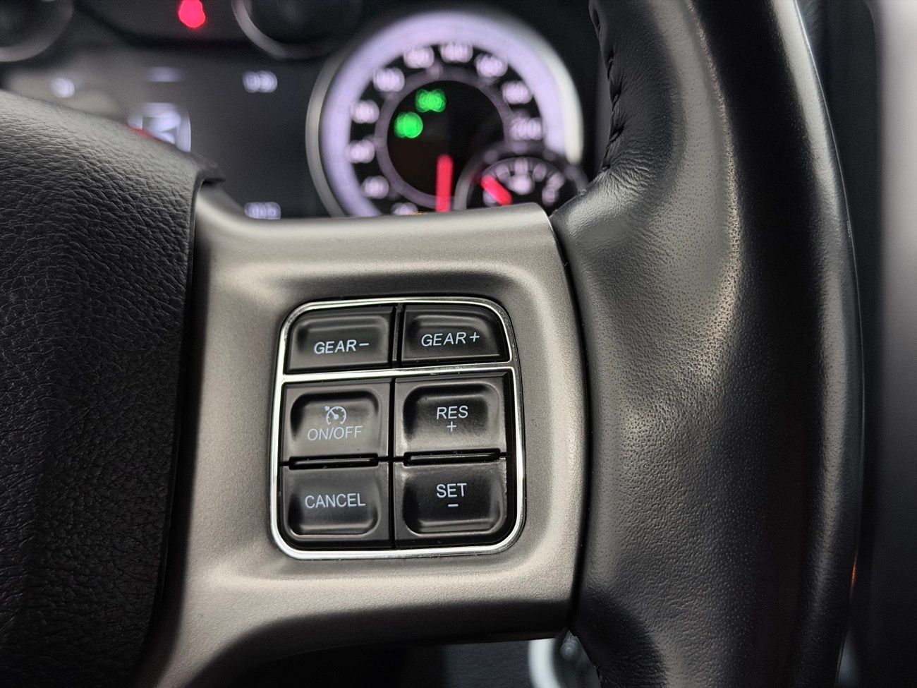 Dodge RAM 1500 Classic Crew Cab 5.7 V8 HEMI 4x4 Dragkrok Navigation Backkamera ALPINE Moms/Leasing 395hk – bild 19 av 30