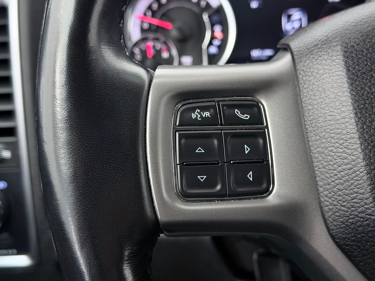 Dodge RAM 1500 Classic Crew Cab 5.7 V8 HEMI 4x4 Dragkrok Navigation Backkamera ALPINE Moms/Leasing 395hk – bild 18 av 30