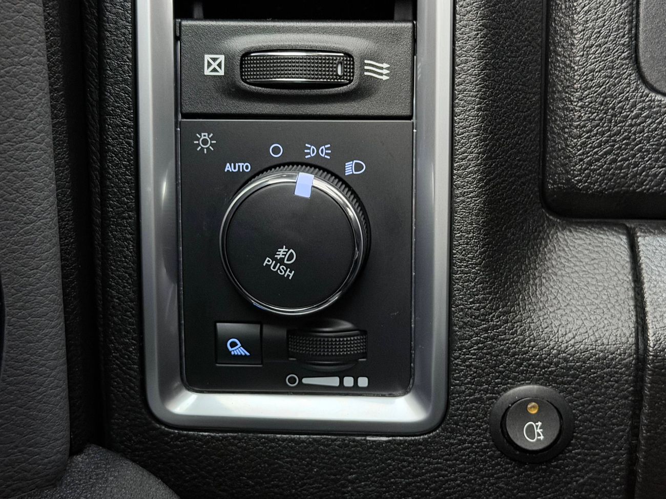 Dodge RAM 1500 Classic Crew Cab 5.7 V8 HEMI 4x4 Dragkrok Navigation Backkamera ALPINE Moms/Leasing 395hk – bild 28 av 30