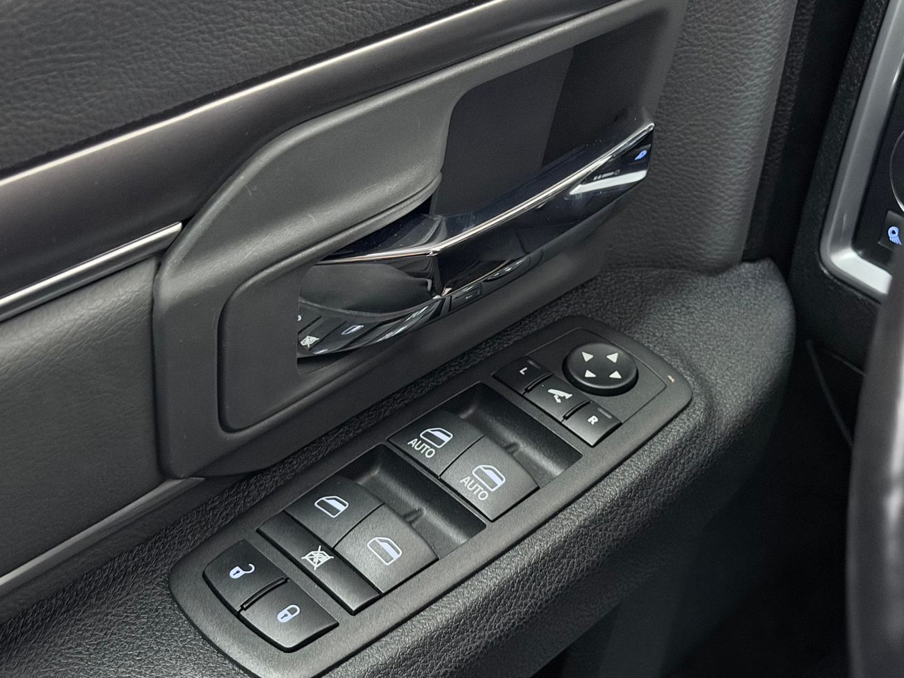 Dodge RAM 1500 Classic Crew Cab 5.7 V8 HEMI 4x4 Dragkrok Navigation Backkamera ALPINE Moms/Leasing 395hk – bild 29 av 30