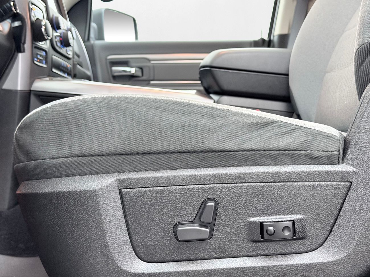 Dodge RAM 1500 Classic Crew Cab 5.7 V8 HEMI 4x4 Dragkrok Navigation Backkamera ALPINE Moms/Leasing 395hk – bild 13 av 30