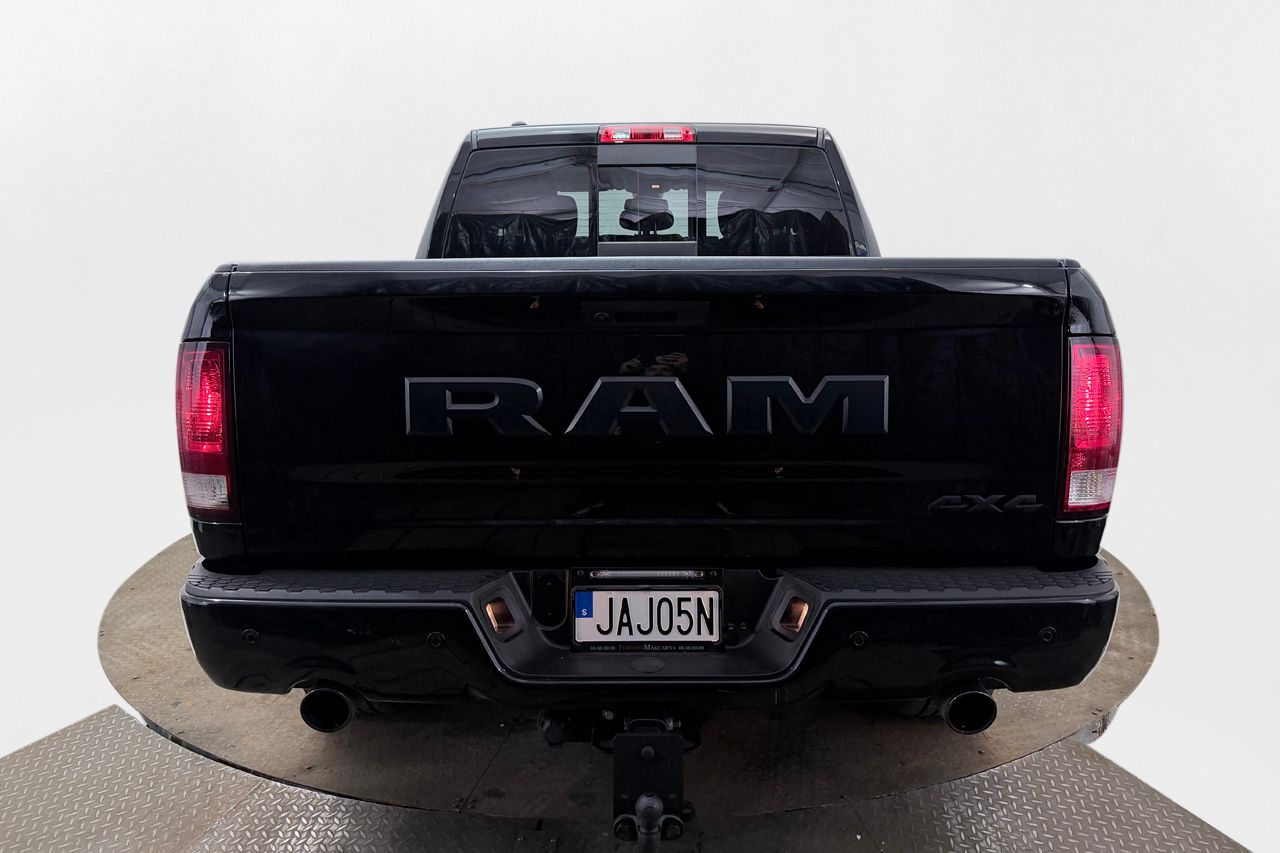 Dodge RAM 1500 Classic Crew Cab 5.7 V8 HEMI 4x4 Dragkrok Navigation Backkamera ALPINE Moms/Leasing 395hk – bild 6 av 30
