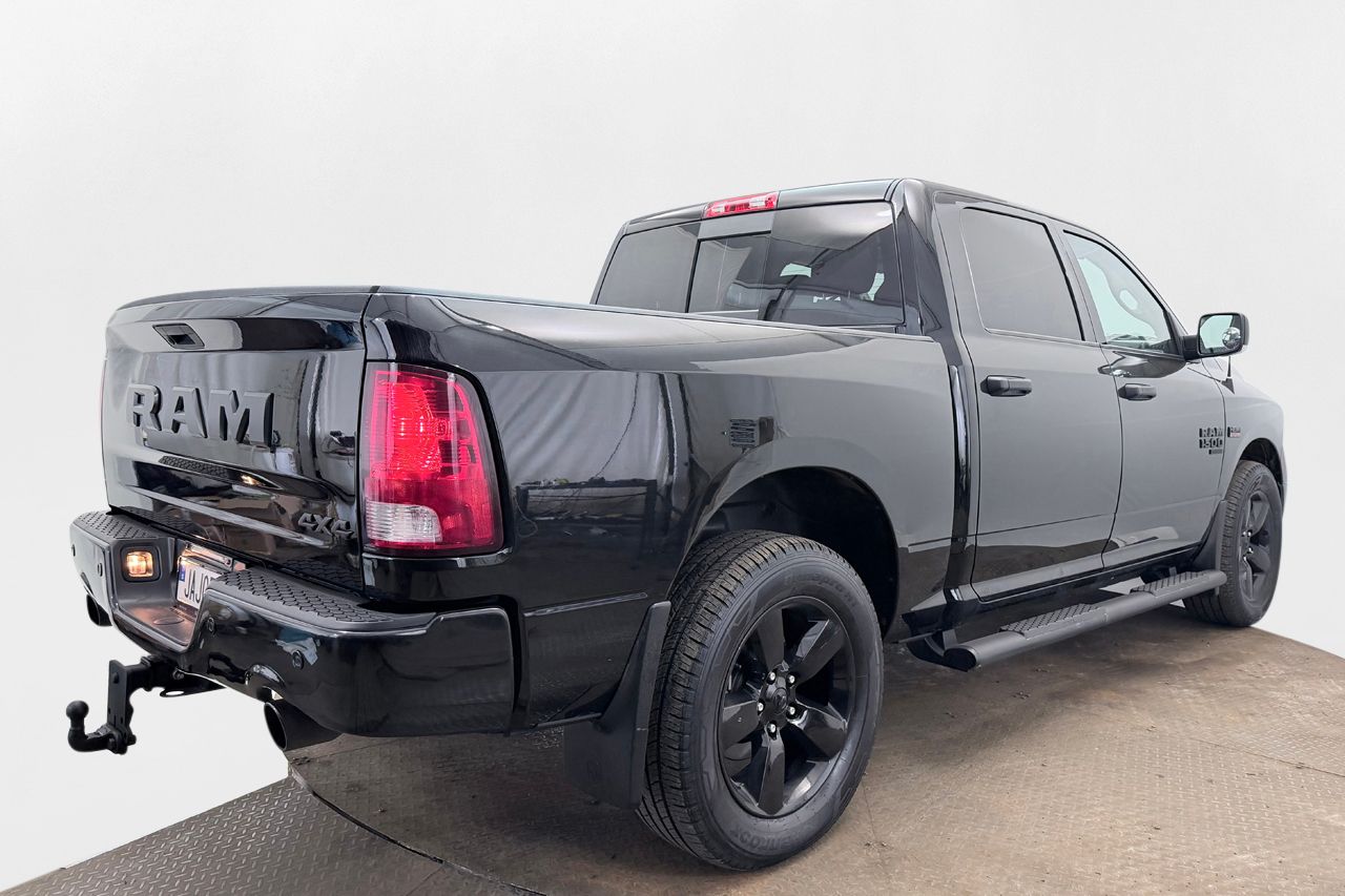 Dodge RAM 1500 Classic Crew Cab 5.7 V8 HEMI 4x4 Dragkrok Navigation Backkamera ALPINE Moms/Leasing 395hk – bild 5 av 30