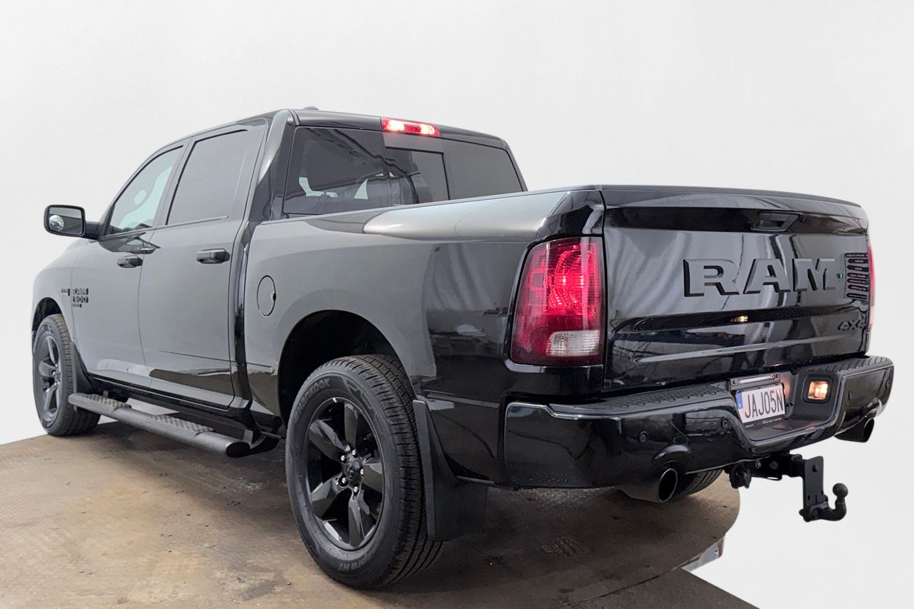 Dodge RAM 1500 Classic Crew Cab 5.7 V8 HEMI 4x4 Dragkrok Navigation Backkamera ALPINE Moms/Leasing 395hk – bild 8 av 30