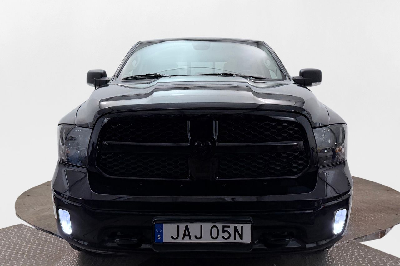 Dodge RAM 1500 Classic Crew Cab 5.7 V8 HEMI 4x4 Dragkrok Navigation Backkamera ALPINE Moms/Leasing 395hk – bild 2 av 30