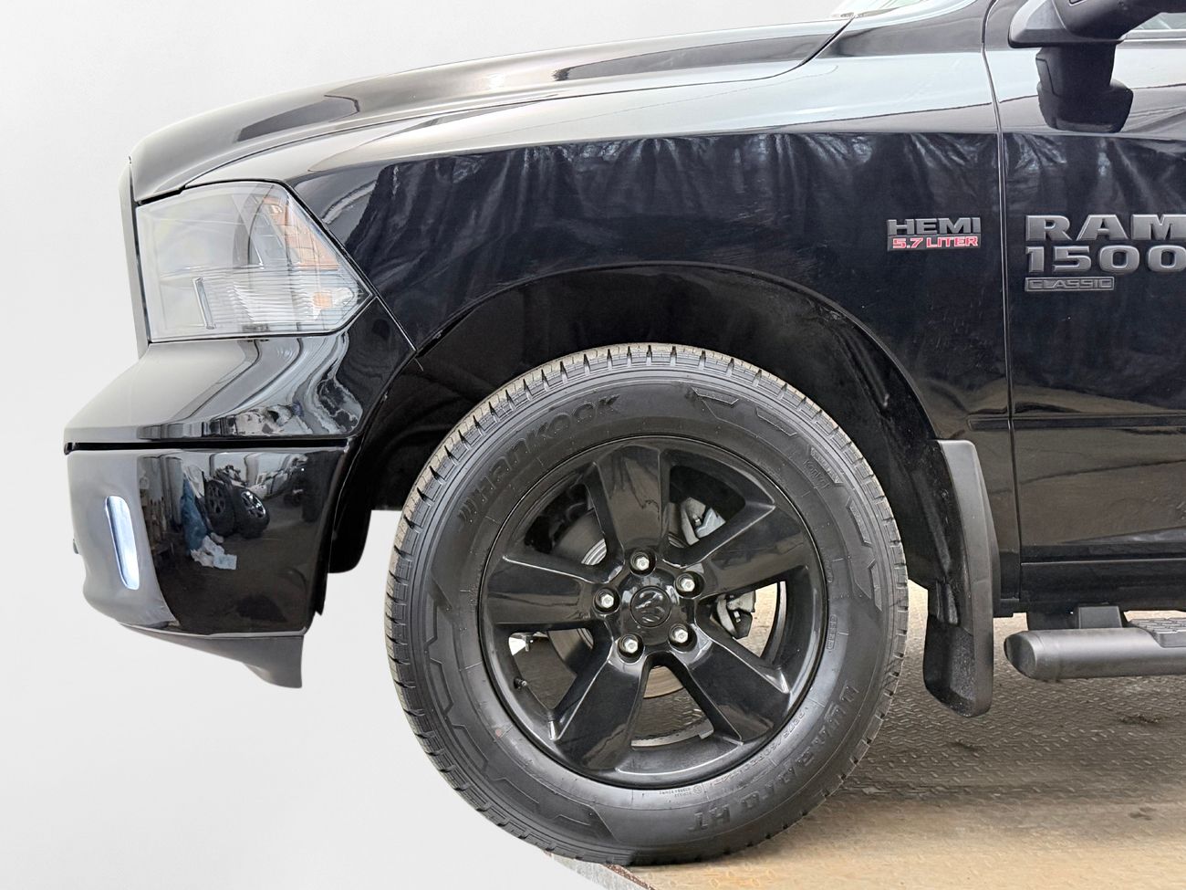 Dodge RAM 1500 Classic Crew Cab 5.7 V8 HEMI 4x4 Dragkrok Navigation Backkamera ALPINE Moms/Leasing 395hk – bild 10 av 30