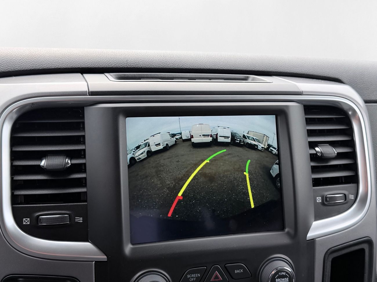 Dodge RAM 1500 Classic Crew Cab 5.7 V8 HEMI 4x4 Dragkrok Navigation Backkamera ALPINE Moms/Leasing 395hk – bild 22 av 30