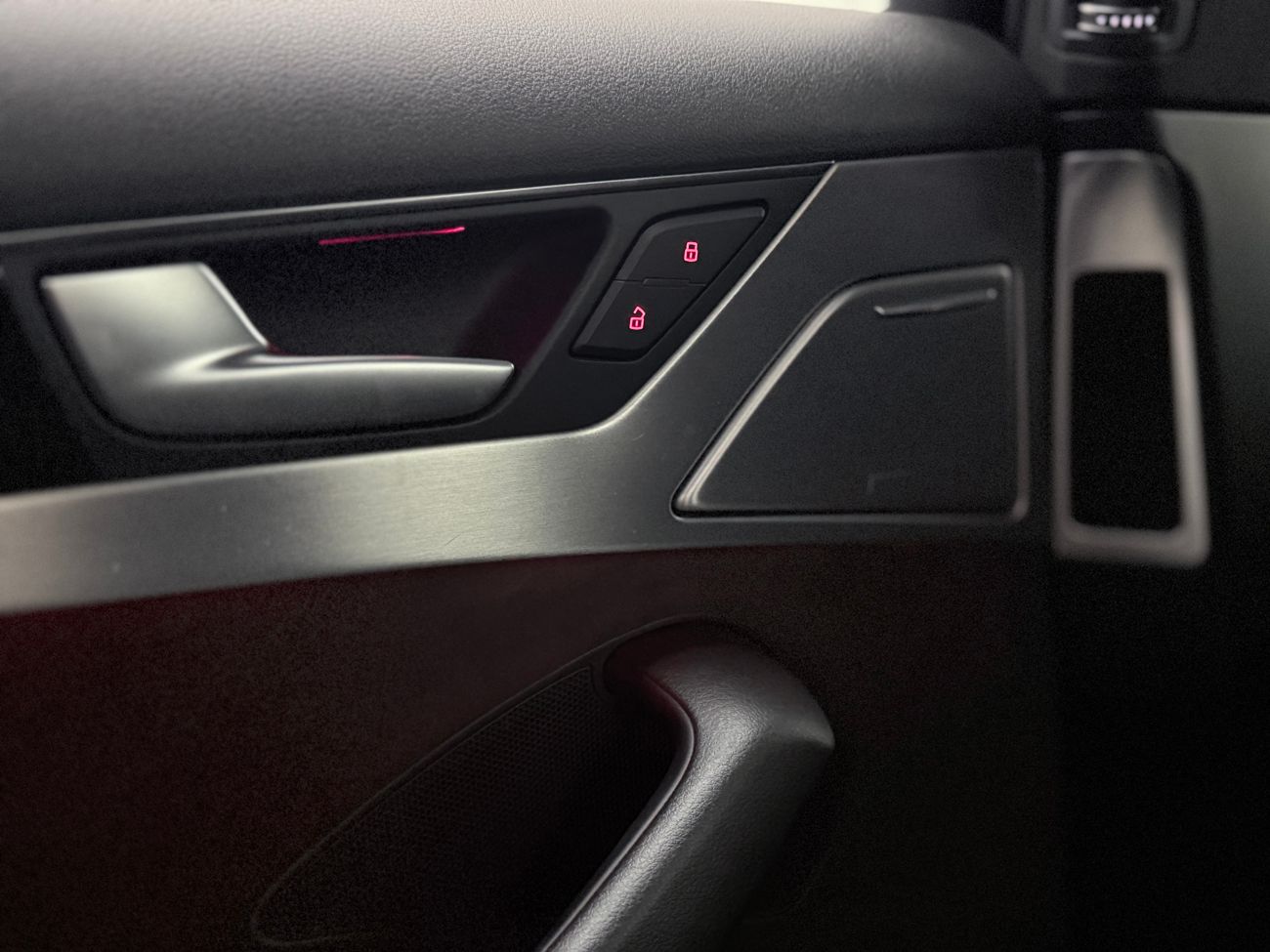 Audi A8 3.0 TDI V6 Quattro Dragkrok Luftfjädring Läder Navigation Backkamera BOSE Värmare Kamkedja 262hk – bild 37 av 40