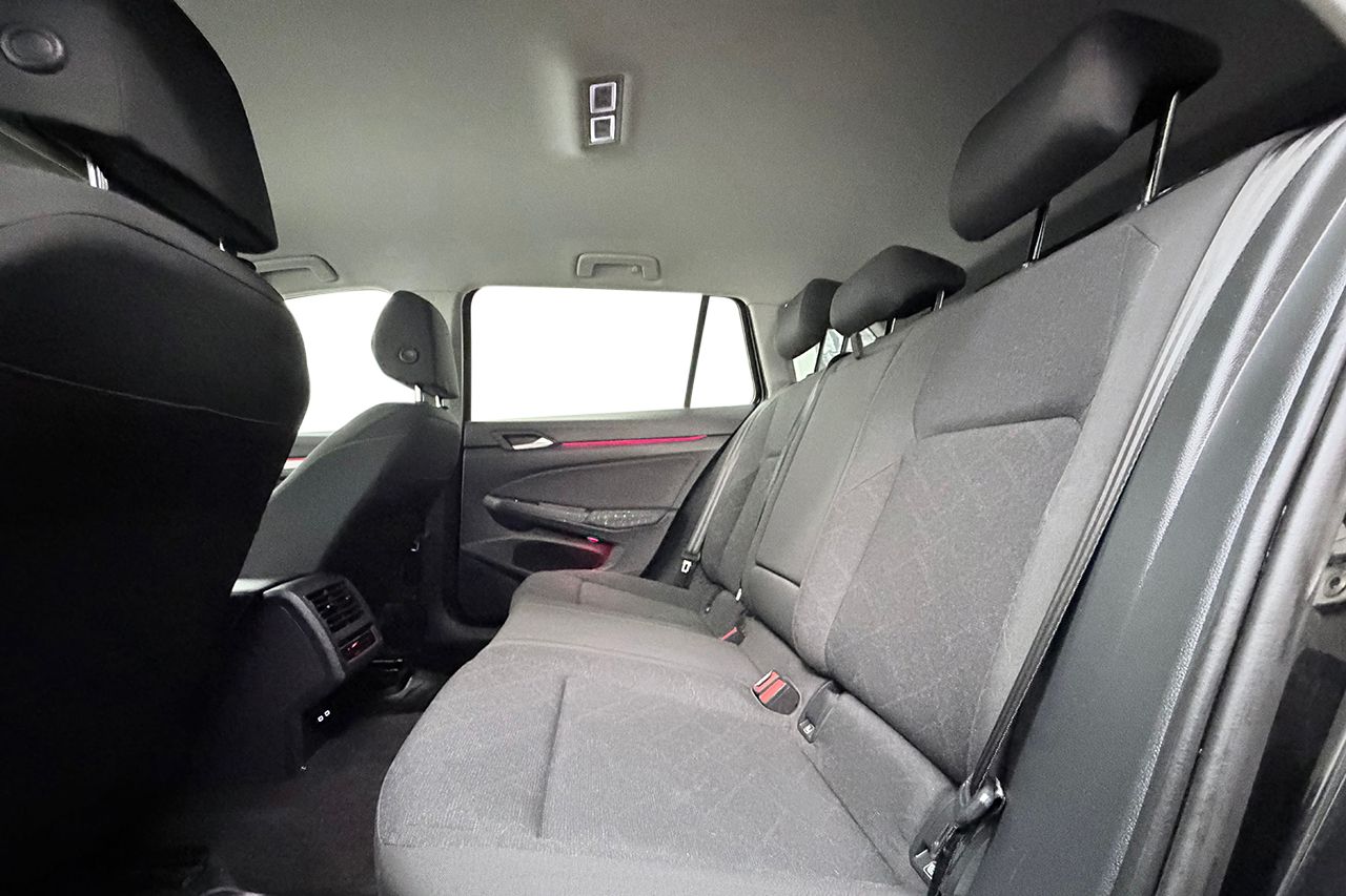 Volkswagen Golf Sportscombi 1.5 eTSI Automat Dragkrok Värmare Backkamera P-Sensorer Moms/Leasing 150hk – bild 12 av 35