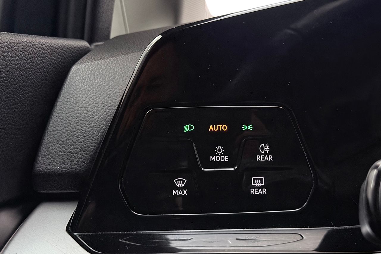 Volkswagen Golf Sportscombi 1.5 eTSI Automat Dragkrok Värmare Backkamera P-Sensorer Moms/Leasing 150hk – bild 32 av 35