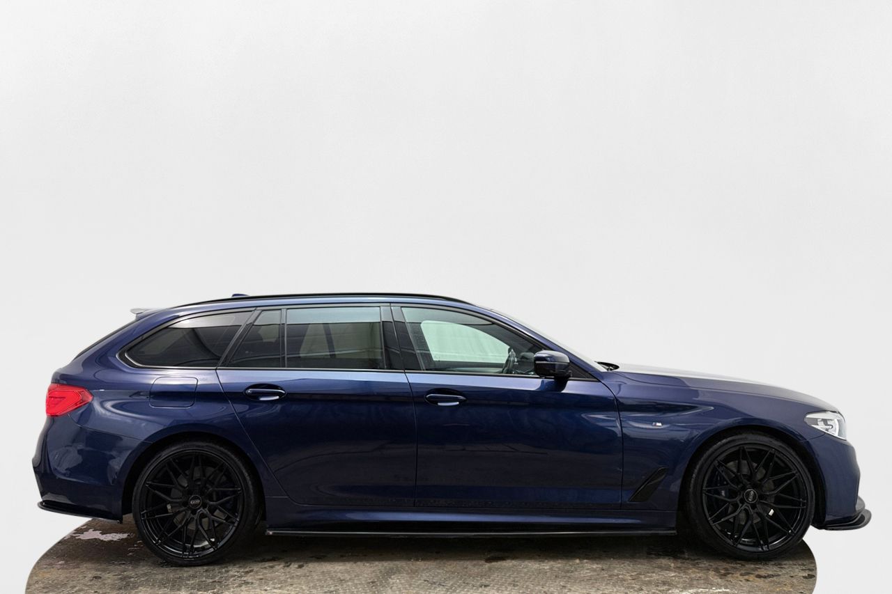 BMW 530i xDrive Touring M Sport Dragkrok Dakota Läder Navigation Backkamera Värmare 252hk – bild 4 av 32