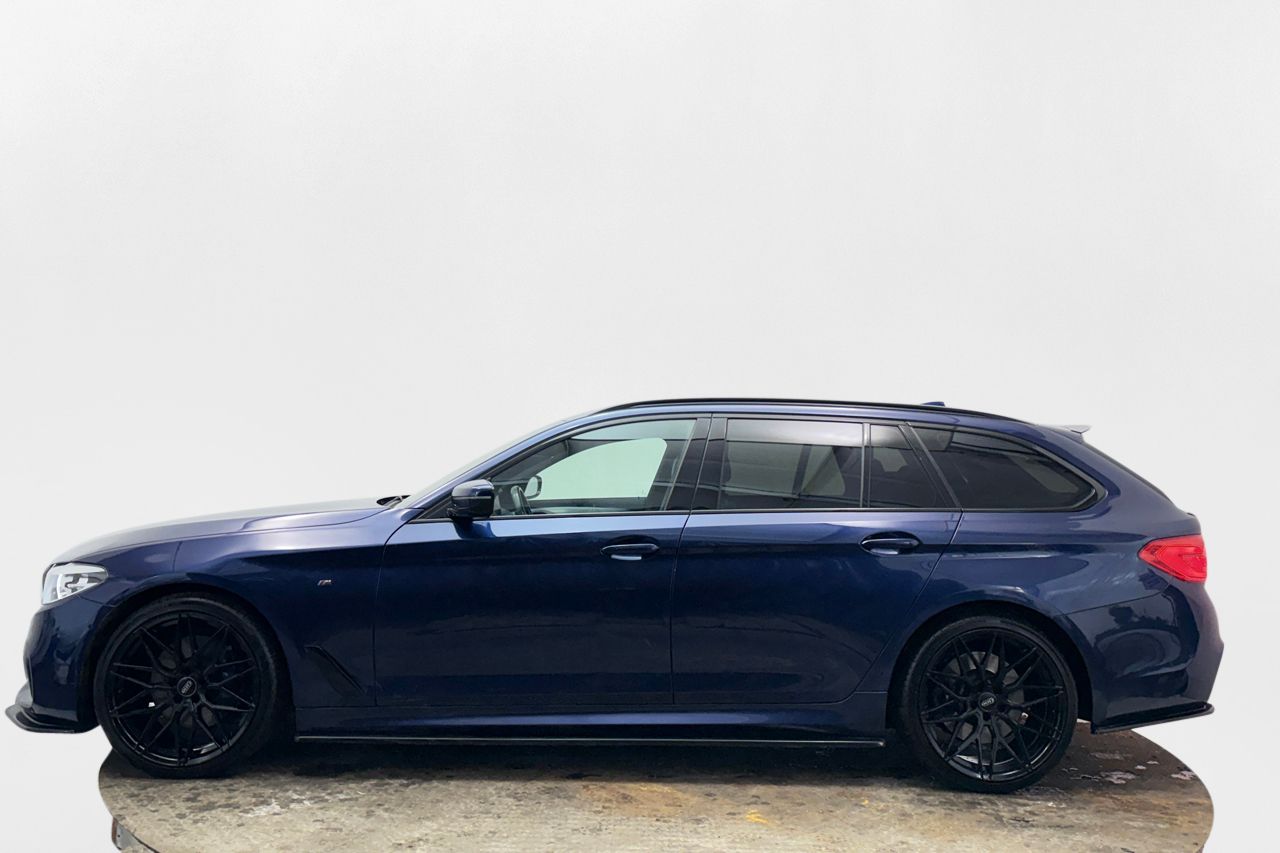 BMW 530i xDrive Touring M Sport Dragkrok Dakota Läder Navigation Backkamera Värmare 252hk – bild 9 av 32