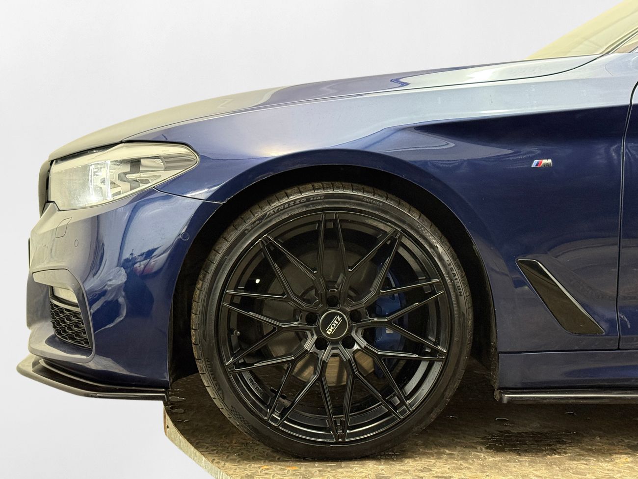 BMW 530i xDrive Touring M Sport Dragkrok Dakota Läder Navigation Backkamera Värmare 252hk – bild 10 av 32