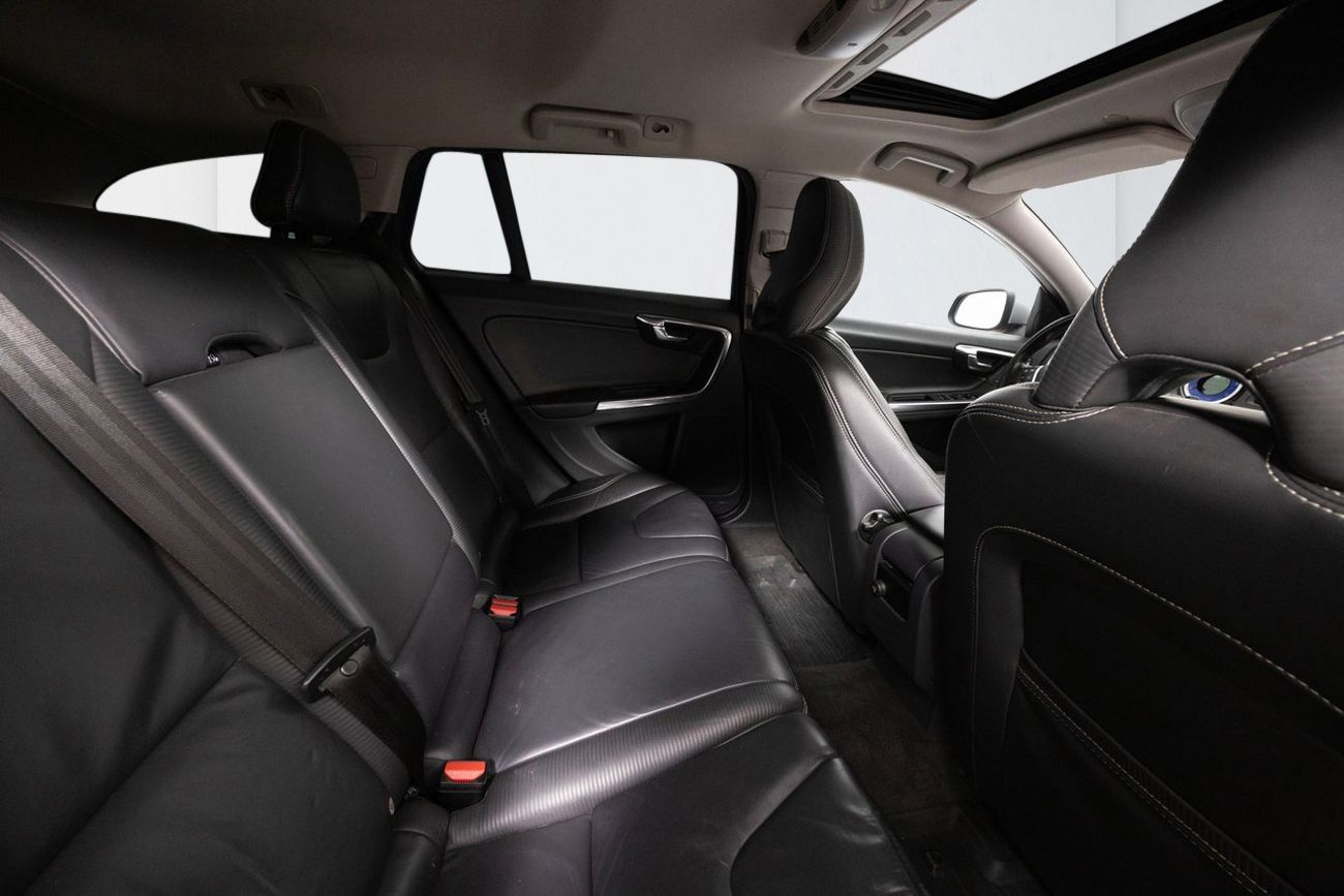 Volvo V60 D4 AWD Automat R-Design Dragkrok Läder Taklucka Keyless Värmare 163hk – bild 14 av 27