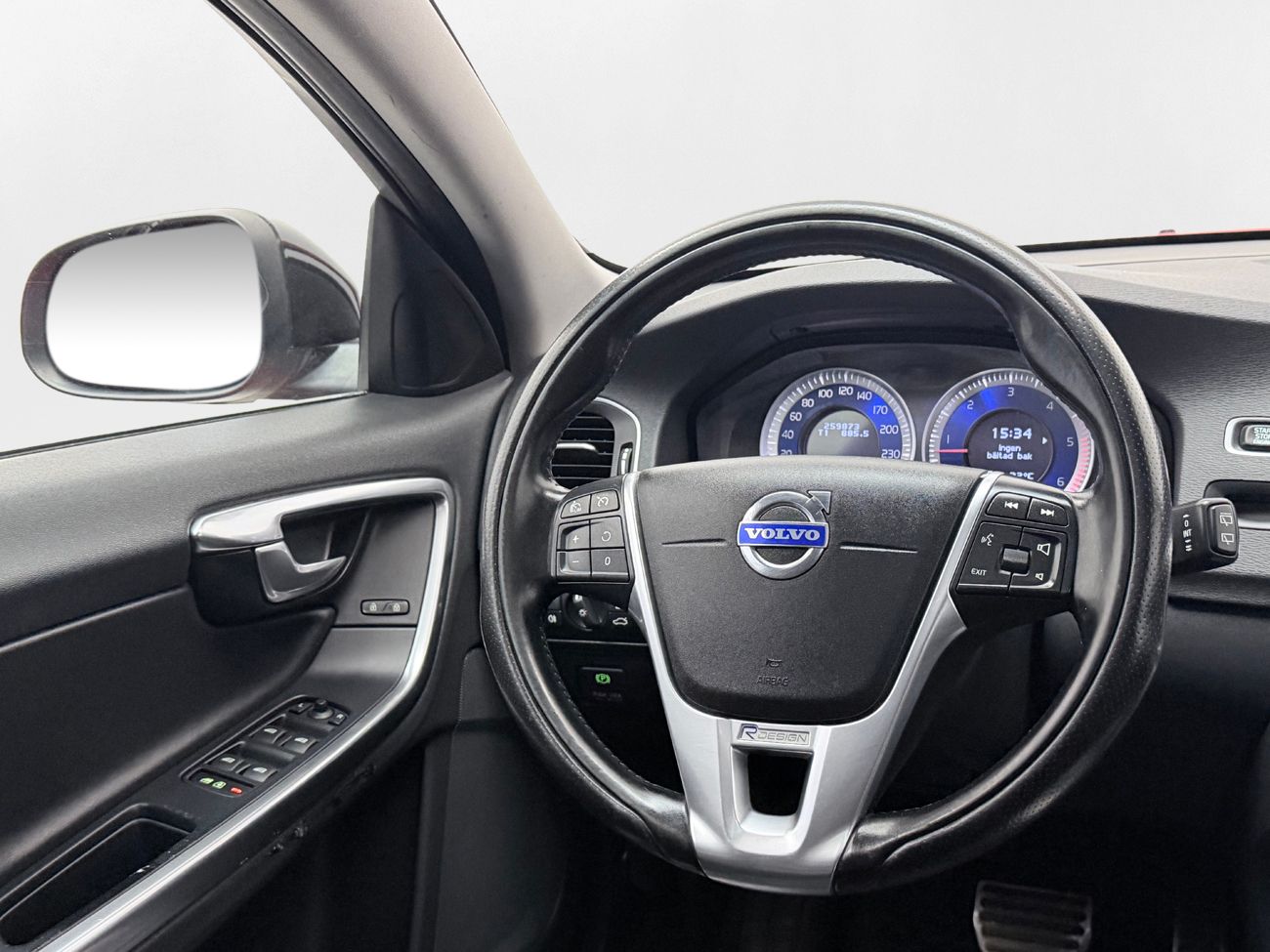 Volvo V60 D4 AWD Automat R-Design Dragkrok Läder Taklucka Keyless Värmare 163hk – bild 17 av 27
