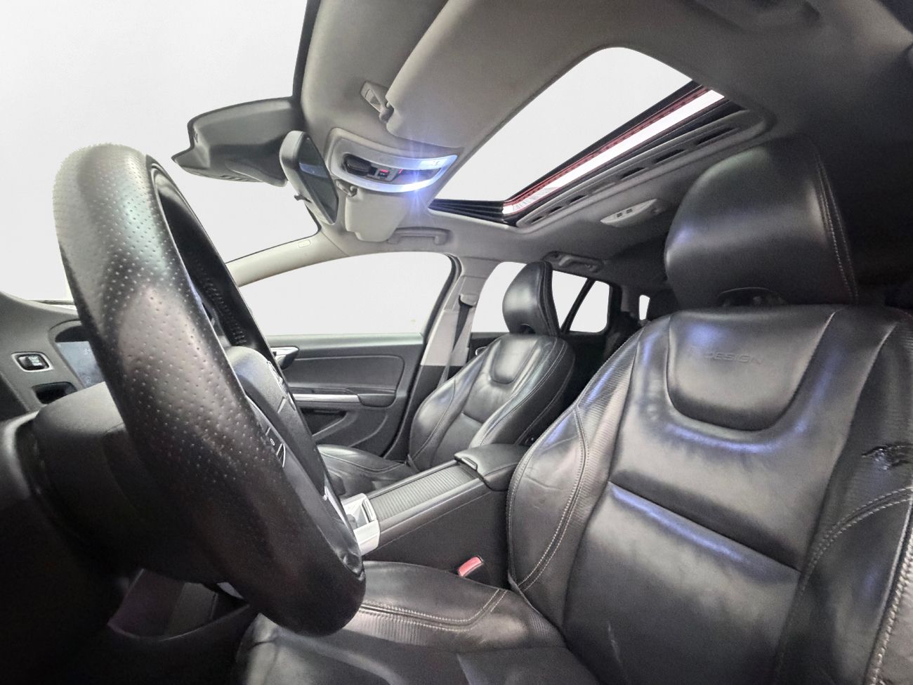 Volvo V60 D4 AWD Automat R-Design Dragkrok Läder Taklucka Keyless Värmare 163hk – bild 12 av 27