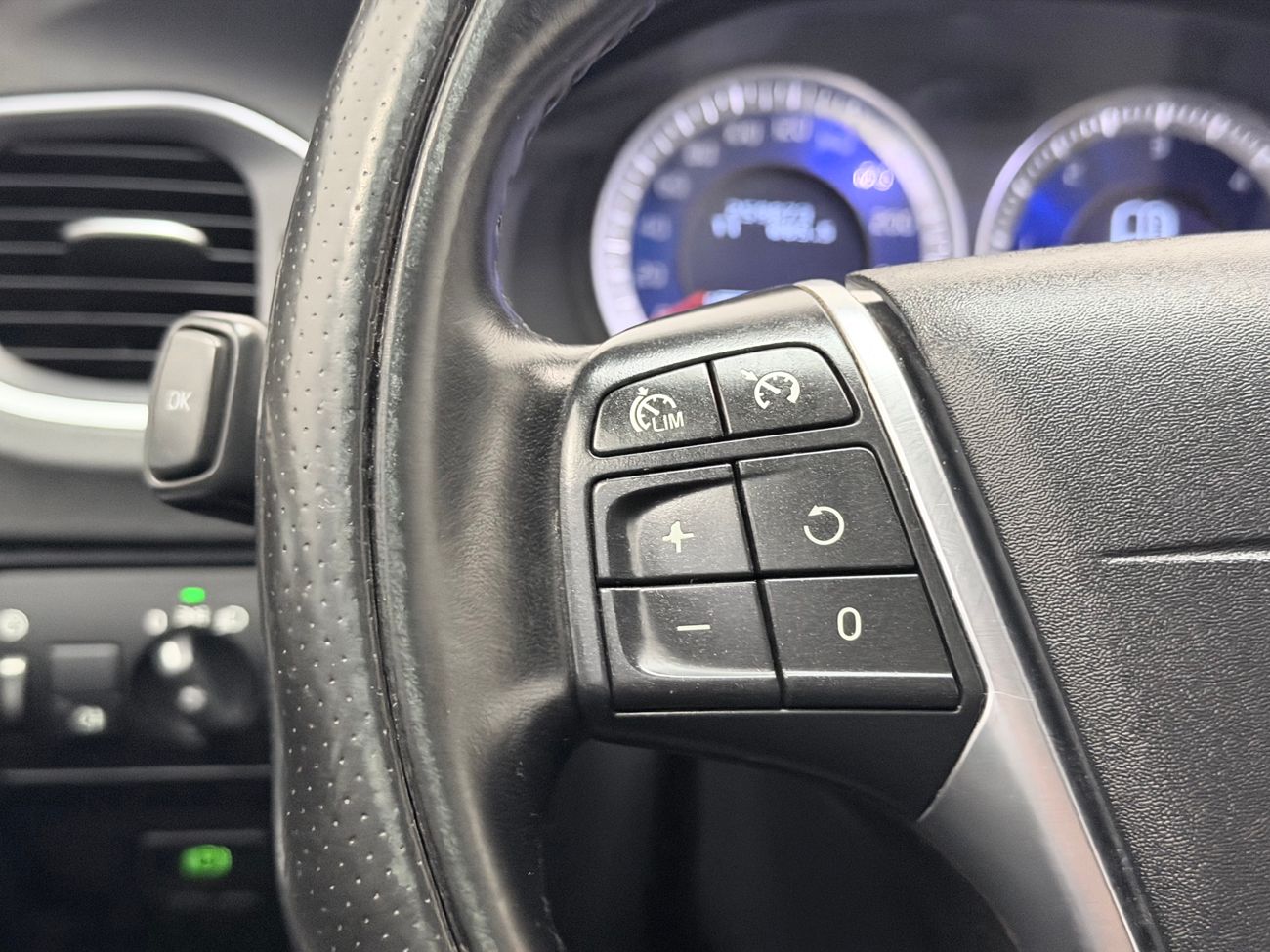 Volvo V60 D4 AWD Automat R-Design Dragkrok Läder Taklucka Keyless Värmare 163hk – bild 18 av 27