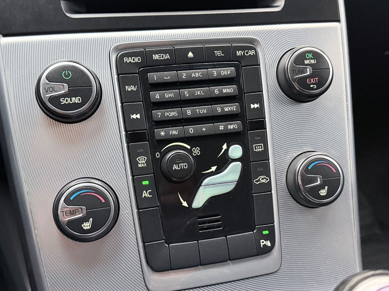 Volvo V60 D4 AWD Automat R-Design Dragkrok Läder Taklucka Keyless Värmare 163hk – bild 22 av 27