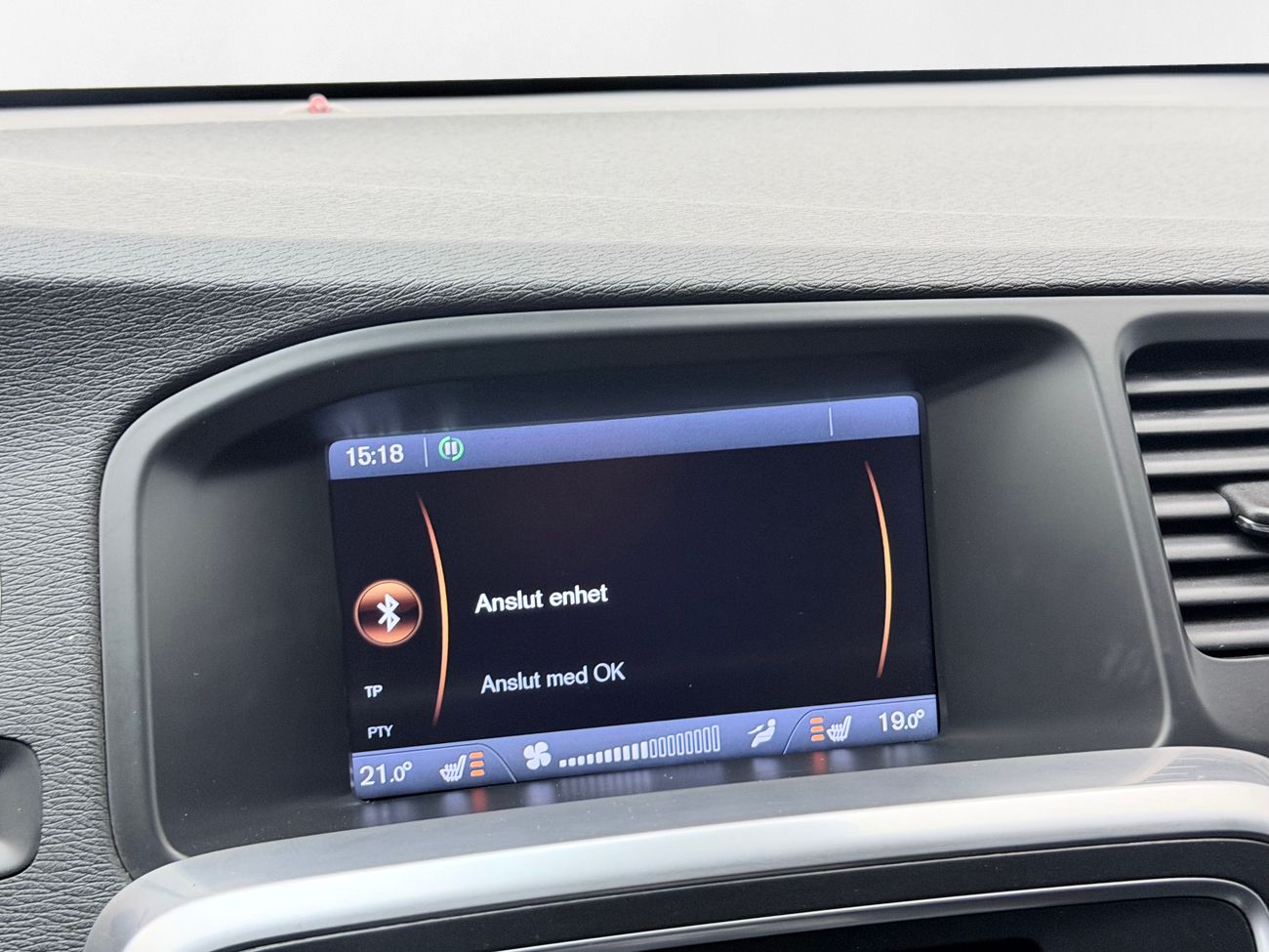 Volvo V60 D4 AWD Automat R-Design Dragkrok Läder Taklucka Keyless Värmare 163hk – bild 21 av 27