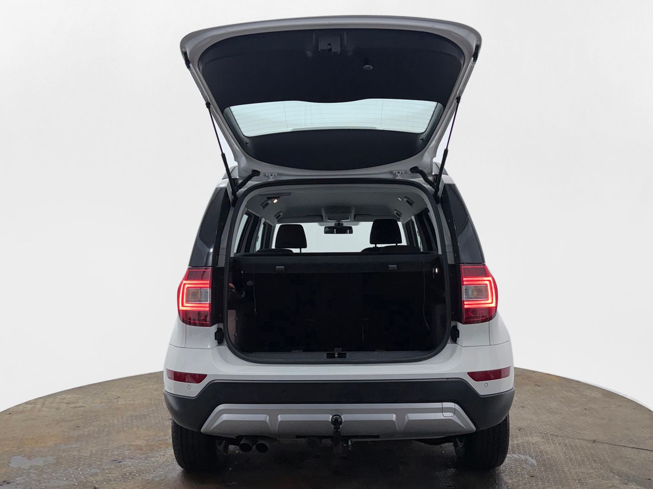 Škoda Yeti Outdoor 2.0 TDI 4x4 Dragkrok P-Sensorer Motor- och Kupévärmaruttag 110hk – bild 7 av 26