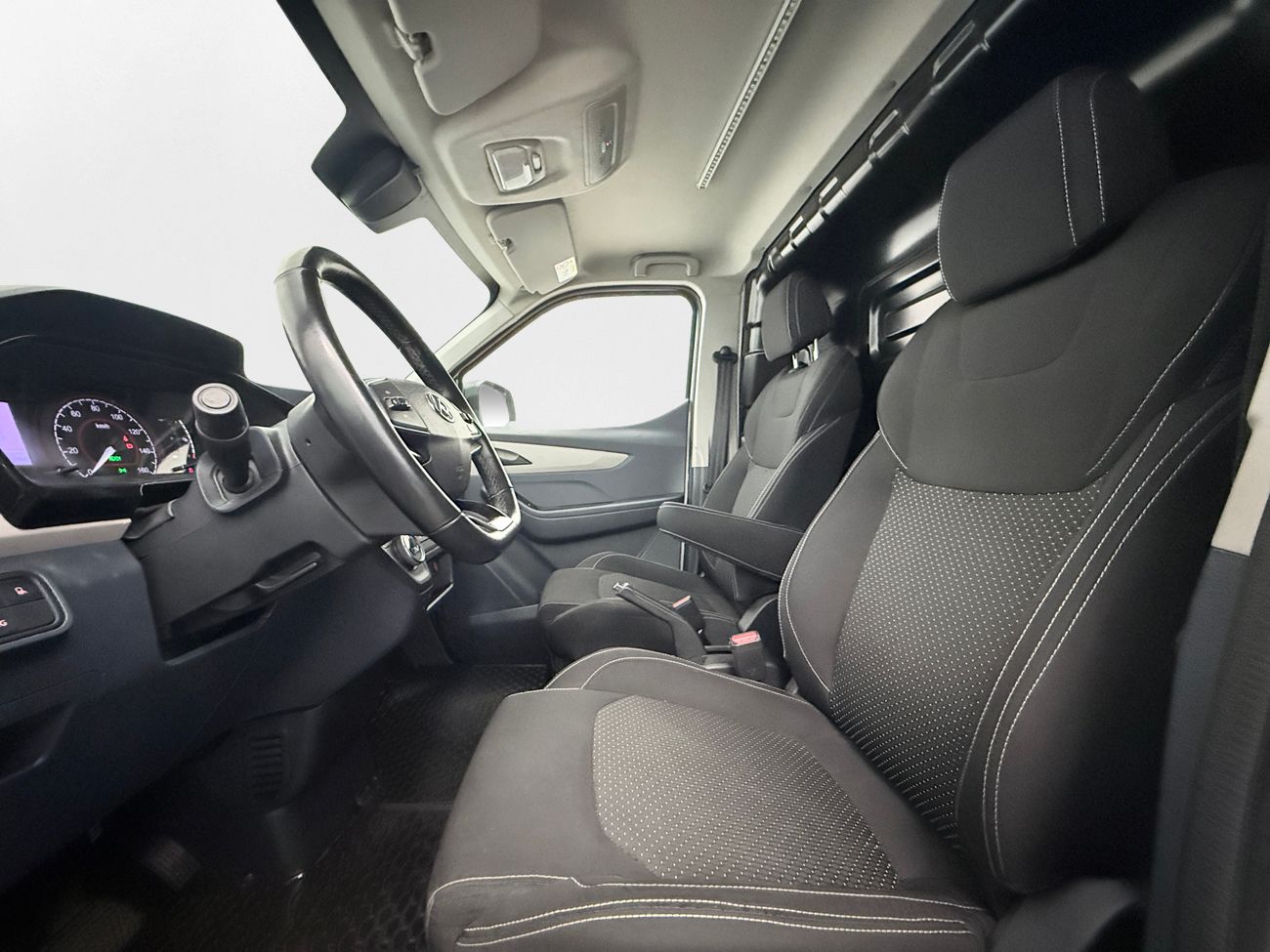 Maxus e-Deliver 3 52.5 kWh L1H1 CCS Backkamera CarPlay Blåtand Moms/Leasing 122hk – bild 14 av 23