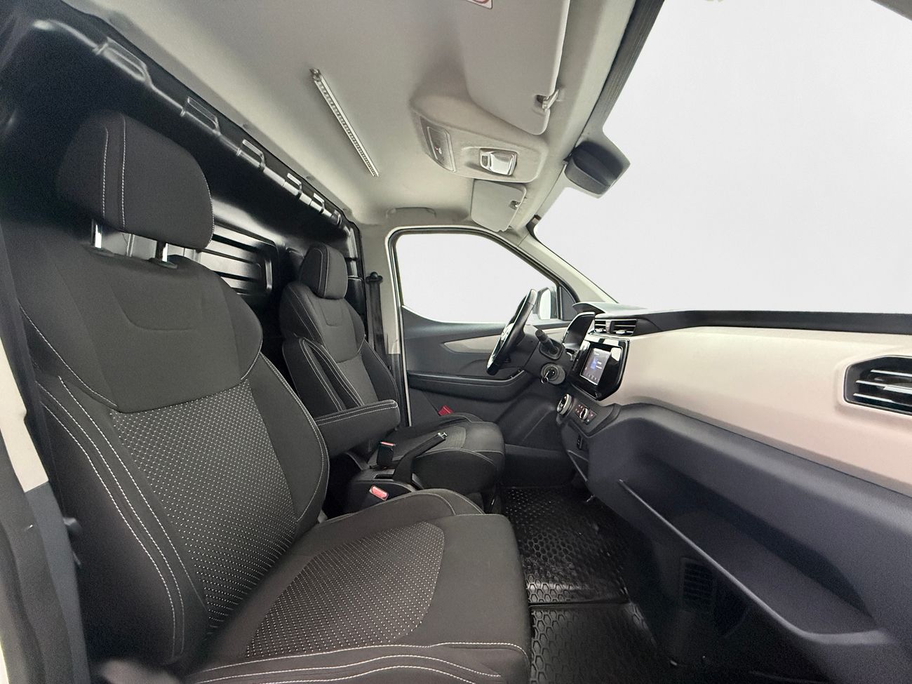 Maxus e-Deliver 3 52.5 kWh L1H1 CCS Backkamera CarPlay Blåtand Moms/Leasing 122hk – bild 16 av 23